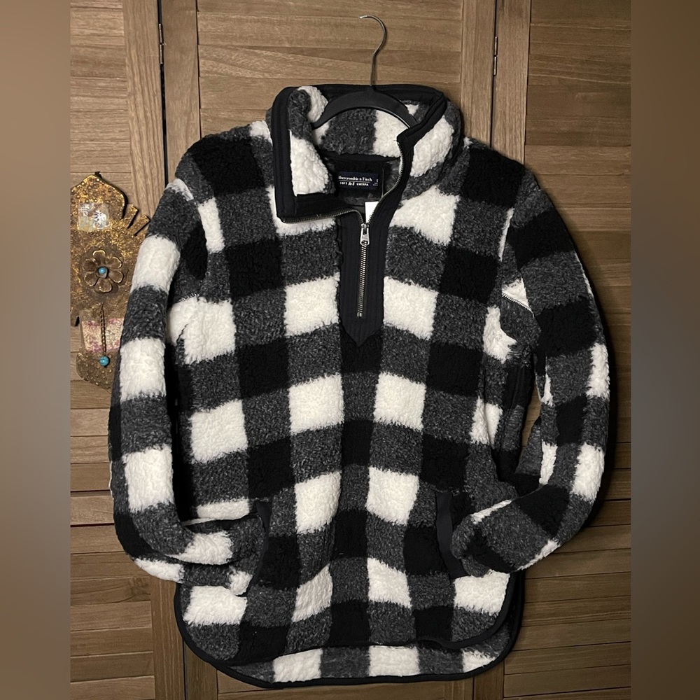 Abercrombie & Fitch Sherpa pull over. Small. NWT!